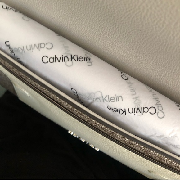 ❤️NWT Calvin Klein Key Item Signature Crossbody Bag - Picture 7 of 7